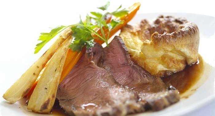 Жареная говядина на йоркширском пудинге с кремом из хрена