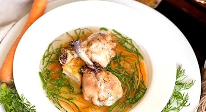 Куриный бульон со шпинатом и омлетом