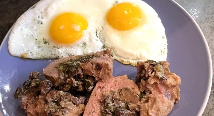 Мясной рулет с начинкой из вешенок