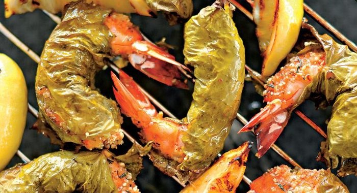 Креветки в виноградных листьях с дуккой