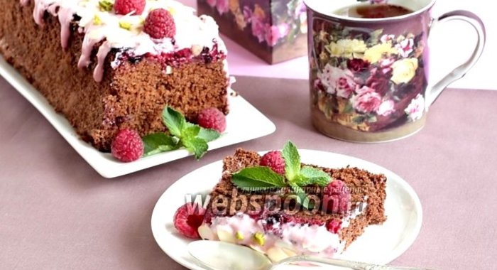 Шоколадная шарлотка с ягодами