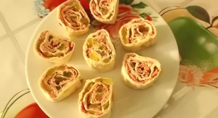 Рулет из лаваша с ветчиной и виноградом