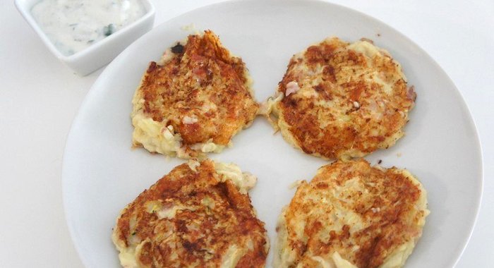 Оладьи из цуккини с сыром и беконом с соусом