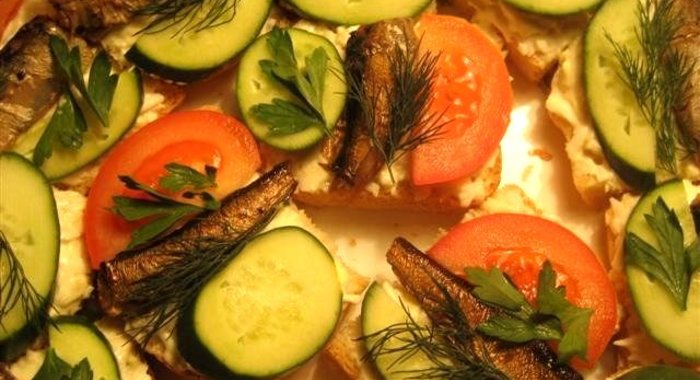 Бутерброды со шпротами и чесноком