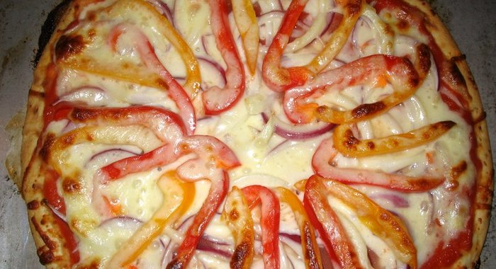Пицца с перцем и помидорами
