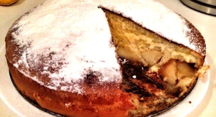 Шарлотка с яблоками в меде