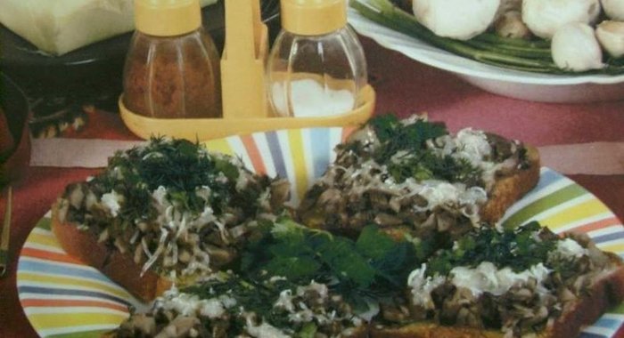 Закусочные бутерброды с грибами в микроволновой печи
