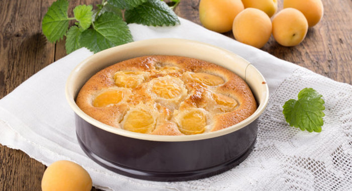 Шарлотка с абрикосами