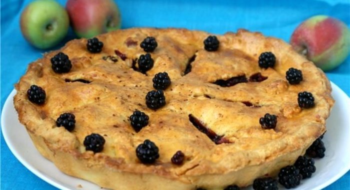 Шарлотка с ежевикой