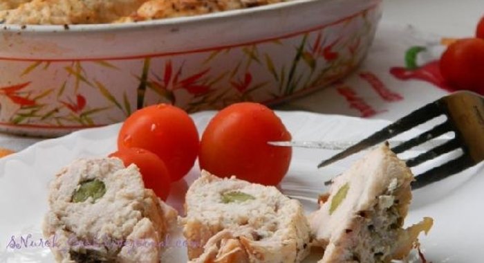 Куриные рулетики с маринованными огурчиками запеченные в сметане