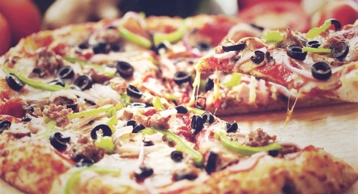 Пицца с салями и маслинами