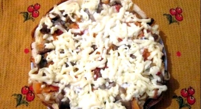 Пицца на батоне на сковороде