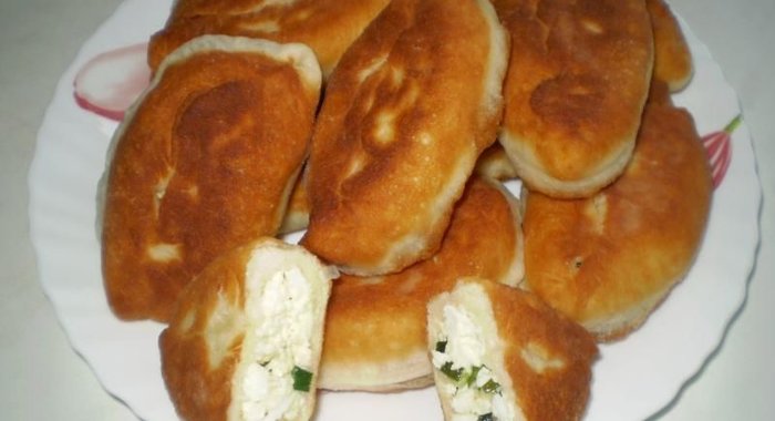 Пирожки с яйцом и зеленым луком на сковороде