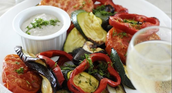 Овощи на гриле под соусом из тунца