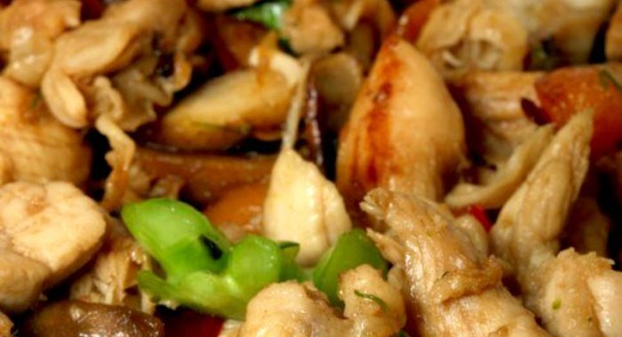 Куриное рагу с разноцветными перцами