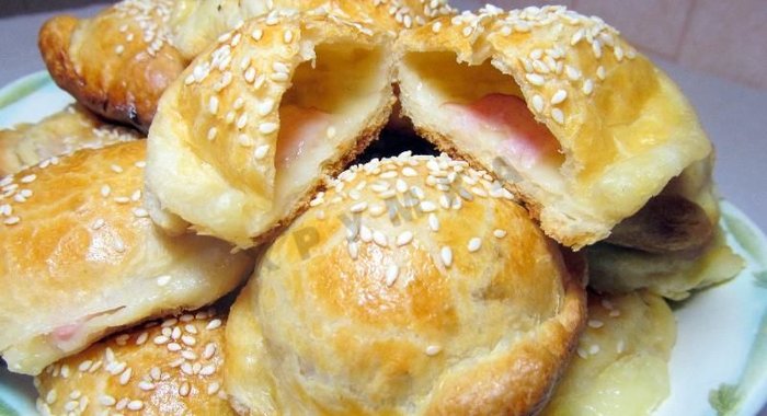Пирожки слоеные конвертики с сыром и ветчиной