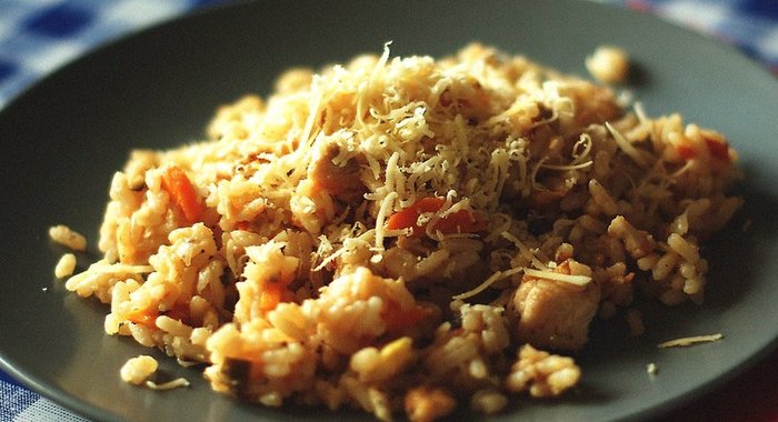 Ризотто с курицей, овощами и пармезаном