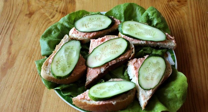 Бутерброды с огурцом и икрой