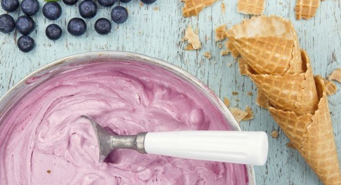 Мороженое из йогурта с черникой