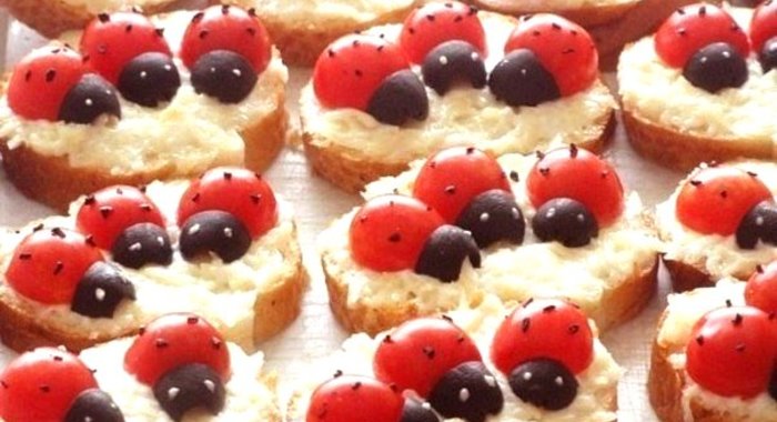 Бутерброды в виде божьей коровки