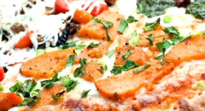 Пицца с тыквой и копченым салом