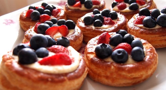 Слоеные корзиночки с заварным кремом и ягодами