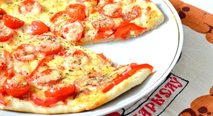 Пицца по‑итальянски с помидорами черри и двумя видами сыра