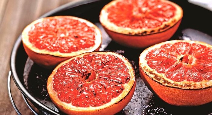Запеченный грейпфрут с корицей и сахаром