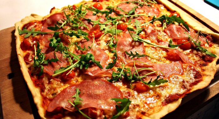 Пицца с вареной колбасой