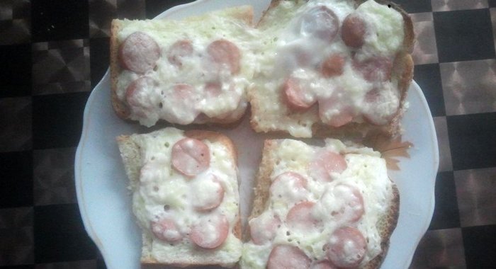 Горячие бутерброды с сосисками и с горчицей в микроволновке