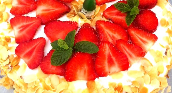 Клубничный торт со взбитыми сливками