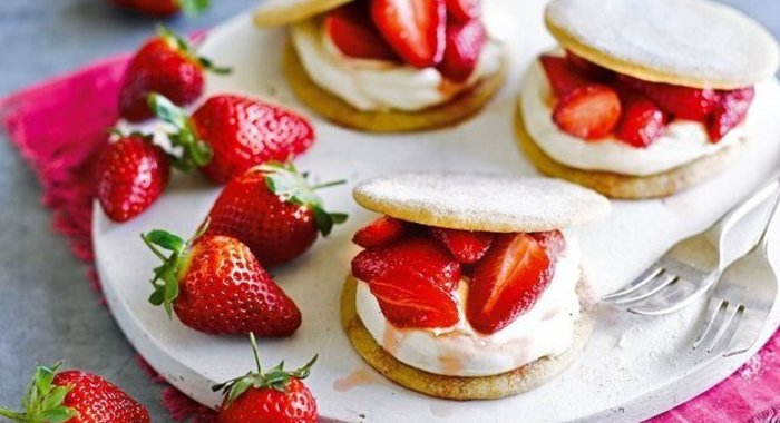 Печенье с клубникой и сливками