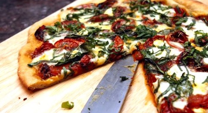 Пицца с моцареллой и базиликом