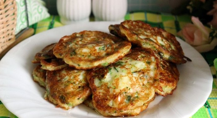 Кабачковые оладьи с мягким творогом и зеленью