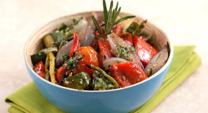 Овощи гриль с соусом из печеного чеснока