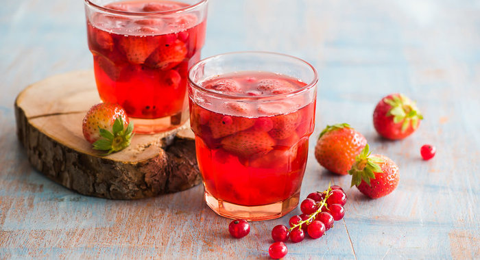 Клубничный компот с красной смородиной