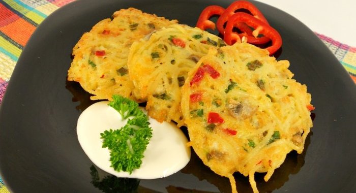 Оладьи из спагетти с грибами, зеленью и сыром