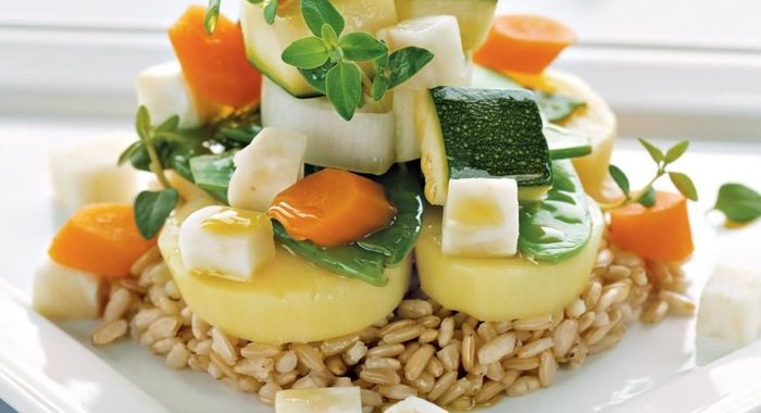 Паровые овощи на ложе из риса с кисло-сладким соусом