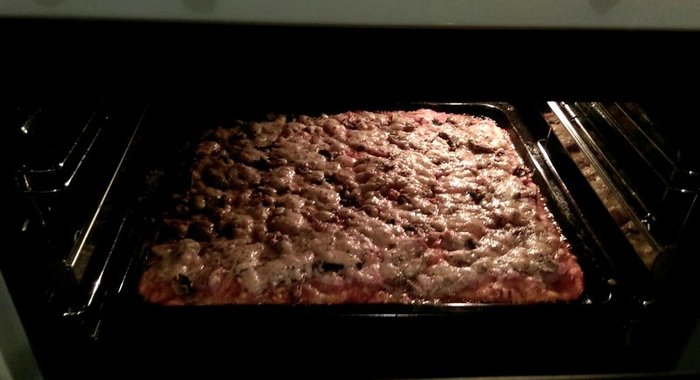 Пицца на тонкой основе с грибами и ветчиной