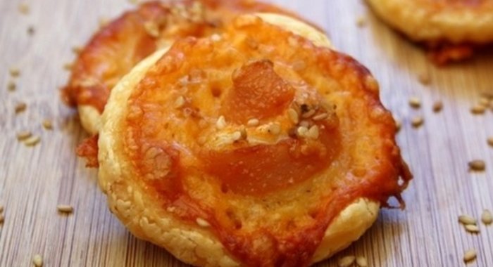 Слоеные рулеты с беконом и сыром