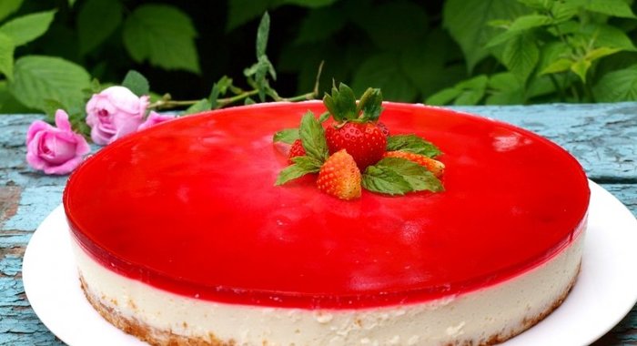 Желейно-бисквитный торт с клубникой и малиной