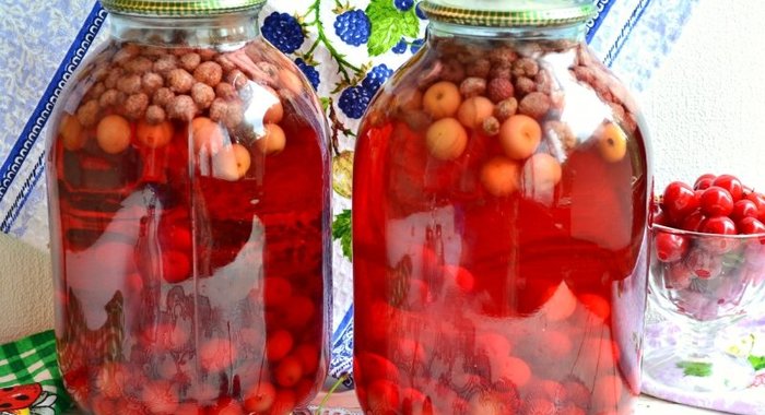 Вишнево-клубничный компот с мятой на зиму