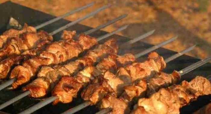 Шашлык из свинины, маринованый в помидорах