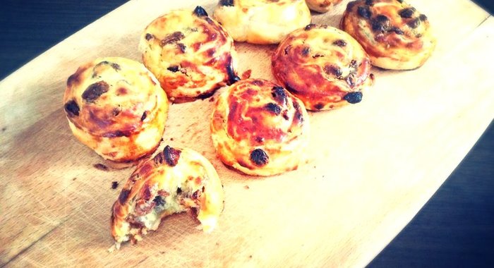 Улитки с изюмом и кремом