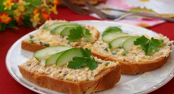 Бутерброды с консервированной горбушей, плавленым сыром и яйцом