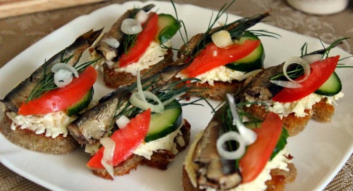 Тартинки с плавленным сыром и шпротами