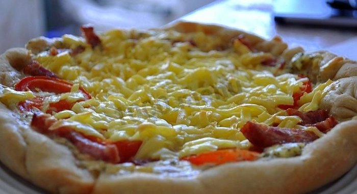 Мясная пицца с белым соусом в мультиварке