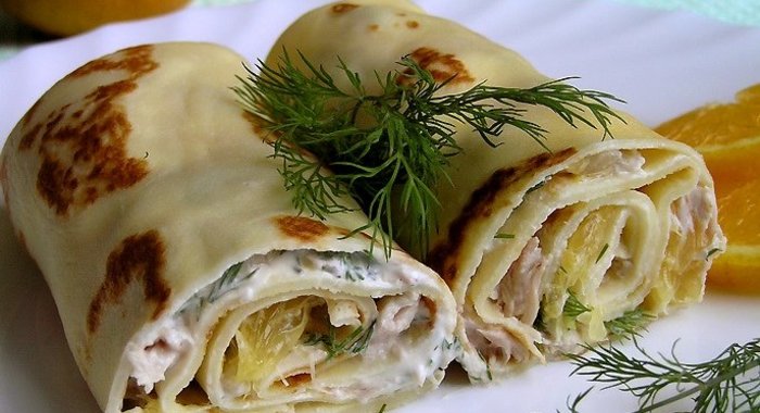Блинчики с курицей, апельсином и кедровыми орешками