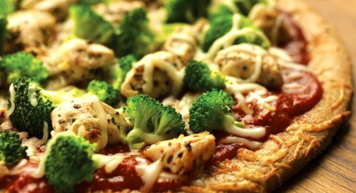 Пицца с брокколи и курицей