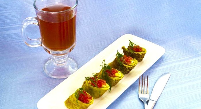 Зеленые блины с сыром яйцом и икрой